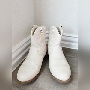 Cat & Jack White Kids Boots Size 1